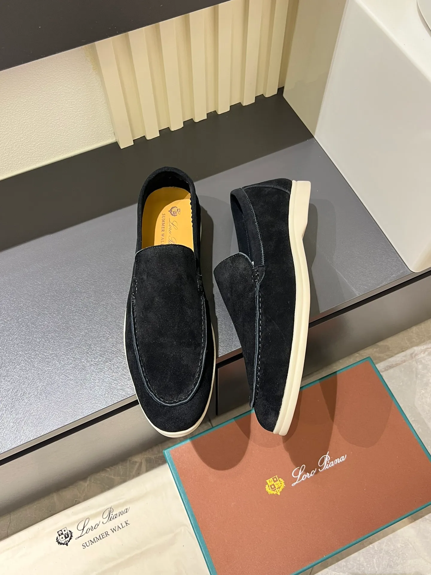 Men's shoes 💰p360 "Loro men's shoes 💰pian'*" Classic L men's shoes for couples 💰p Top version British flat loafers, a must-have item in old money style, the minimalist design is eye-catching and durable, a plus point for dressing The soft foot feel and texture are outstanding. They don’t scratch your feet and are very nice. They are matched with soft and waxy soles. They can be worn daily for a long time without getting tired. They are easy to wear, versatile and classic items, with perfect foot feel and texture! Imported cashmere fabric, the lining is made of imported A-grade water-dyed cow lining, the top version of the genuine leather midsole is sewn with pure handmade mark thread! Size: Female 35-40 (34. Customized) Male 38-44 (45.46. Customized)